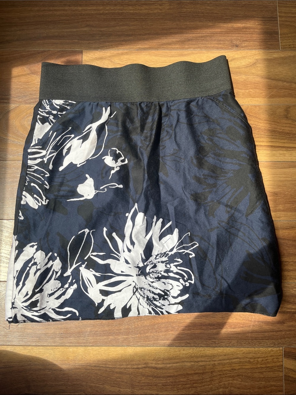 le chateau Black Navy Blue White Floral Mini Skirt with Pockets Stretchable